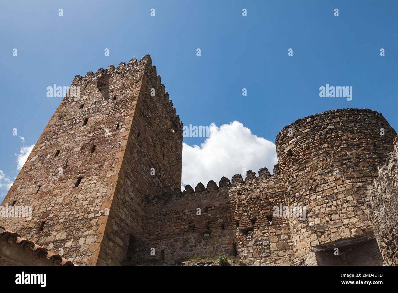 Außenansicht der Festung Ananuri am Fluss Aragvi in Georgia. Es war ein Schloss der Herzöge von Aragvi, eine feudale Dynastie, die das Gebiet regierte Stockfoto