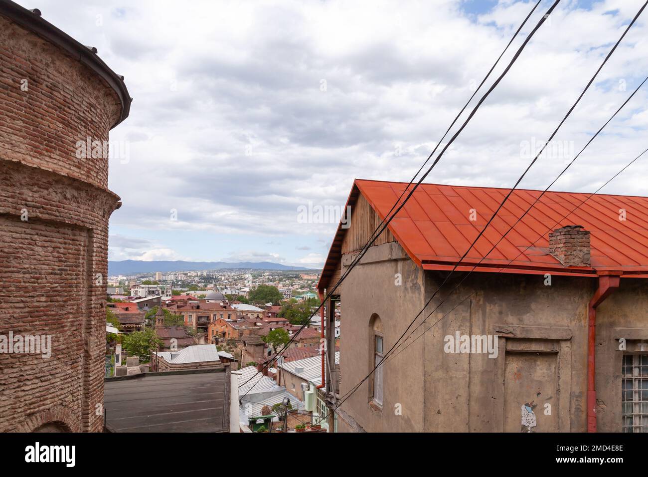 Tiflis, Georgia. Außenfoto mit alten Wohnhäusern an einem bewölkten Sommertag Stockfoto