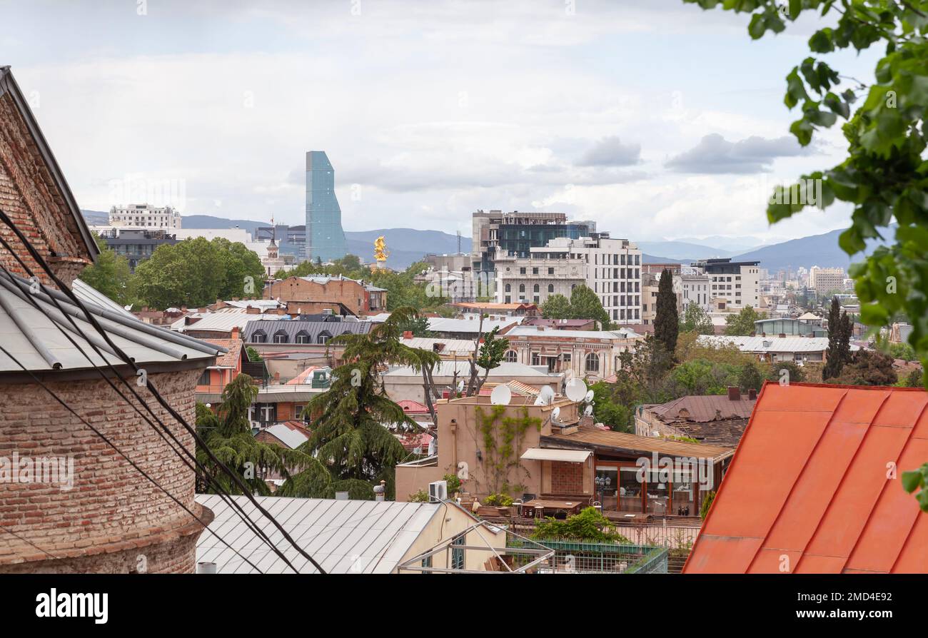 Stadtbild von Tiflis, Georgia. Außenfoto mit Geschäftstürmen und alten Wohnhäusern an einem Sommertag Stockfoto