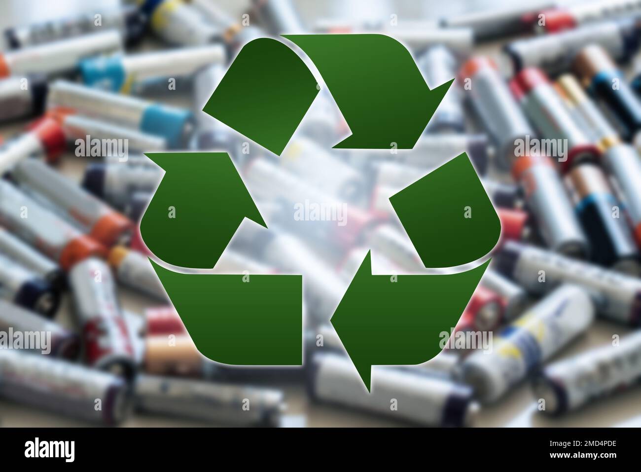 Recycling-Symbol auf einem Hintergrund einer gebrauchten AA-Batterie Stockfoto