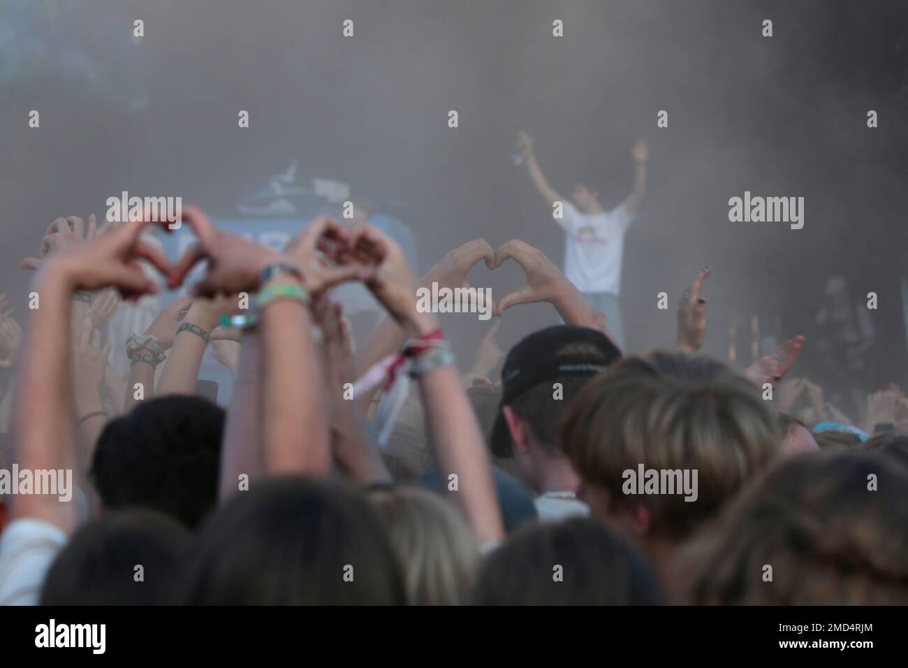 HAMBURG - 20. AUGUST 2022: Konzertmärchen beim MS Dockville Festival vom 19. Bis 21. August 2022 in Hamburg. Person, die eine Herzgeste macht und festhält Stockfoto