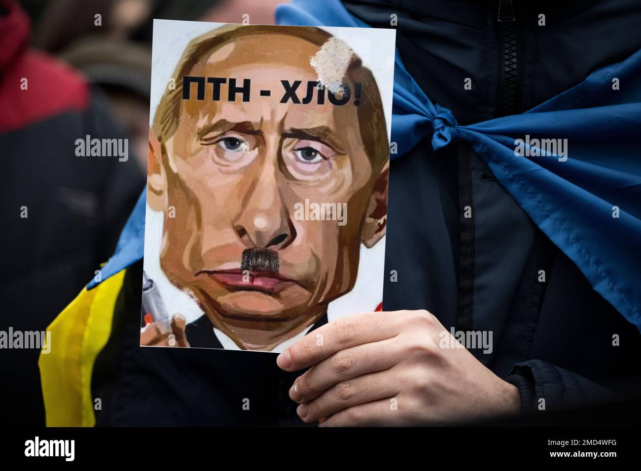 Menschenmassen demonstrieren vor der russischen Botschaft am ukrainischen Tag der Einheit am 22. Januar 2023 in Warschau, Polen. Demonstranten fordern die Schaffung eines Internationalen Kriegsverbrechertribunals, um russische Kriegsverbrechen vor Gericht zu bringen. Während der Kundgebung wurden vier Männer in GefängnisOveralls mit Gesichtsmasken von Wladimir Putin, dem russischen Verteidigungsminister Serge Shoigu, dem russischen Außenminister Sergej Lawrow und dem belarussischen Präsidenten Aleksander Lukaschenko zu einem Scheinprozess in einem Käfig gebracht, der für Kriegsverbrechen verurteilt wurde. (Foto: Jaap Arriens/Sipa USA) Stockfoto