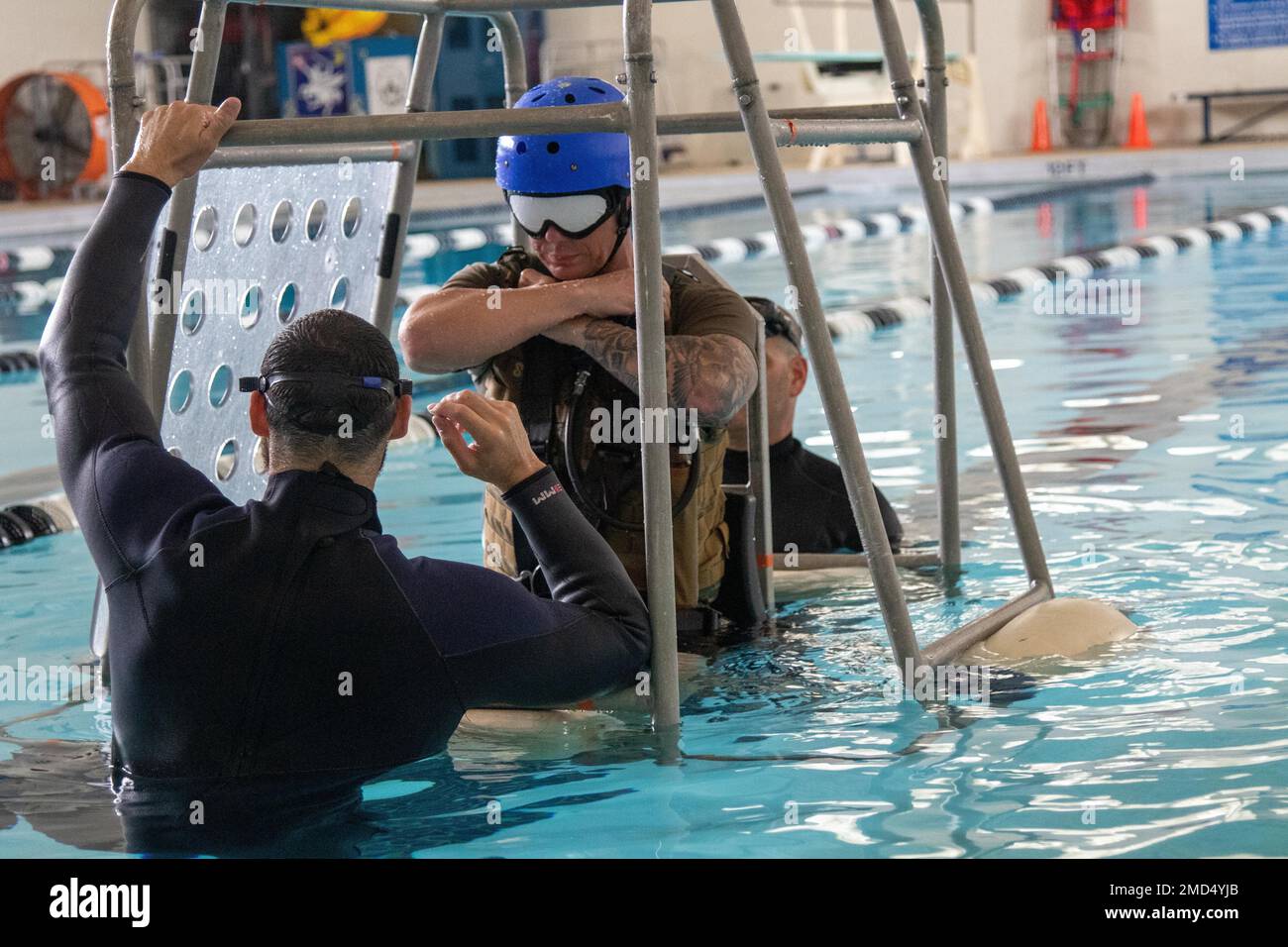 Eine 3. Kampfluftfahrt-Brigade, 3. Infanterie Division Soldier praktiziert ein Slow Water-Ausstieg-Training am Hunter Army Airfield, GA, 13. Juli 2022. SWET beginnt mit einem akademischen Teil, in dem die Verfahren zum Aussteigen aus dem Flugzeug, die richtige Verwendung der Überlebensausrüstung, Überlebenstechniken im Wasser, erläutert werden. Anschließend folgt eine schriftliche Prüfung und praktische Schulung. Stockfoto