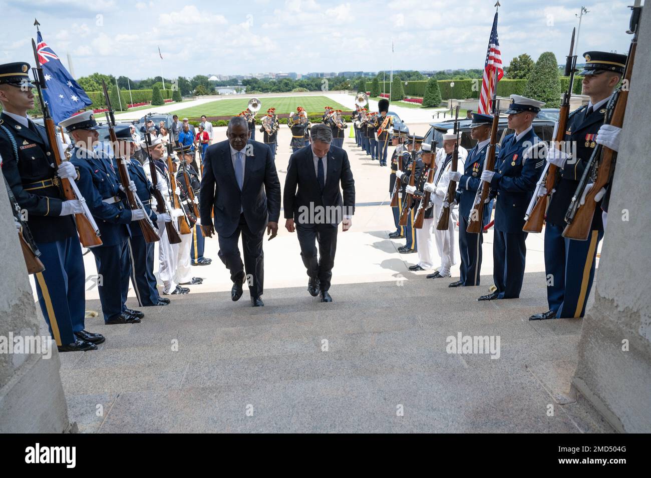 Verteidigungsminister Lloyd J. Austin III empfängt den stellvertretenden australischen Premierminister und Verteidigungsminister Richard Marles zu Gesprächen im Pentagon, Washington, D.C., 13. Juli 2022. (DoD-Foto von Lisa Ferdinando) Stockfoto