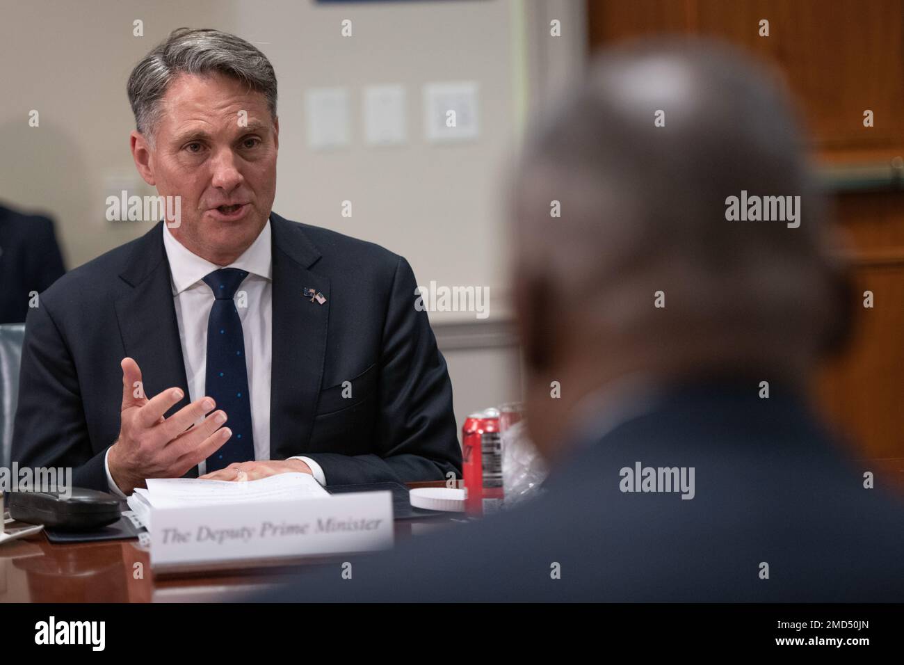 Richard Marles, stellvertretender Ministerpräsident und Verteidigungsminister Australiens, spricht im Juli 13 in Gesprächen mit Verteidigungsminister Lloyd J. Austin III, dem Pentagon, Washington, D.C. 2022. (Foto des Verteidigungsministeriums von Lisa Ferdinando) Stockfoto