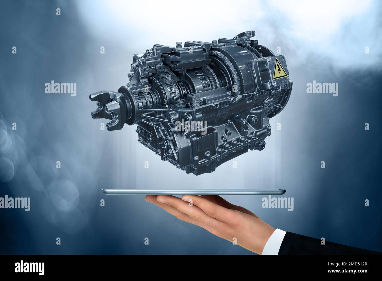 Hand mit digitalem Tablet. Projektion des Elektromotors Stockfoto