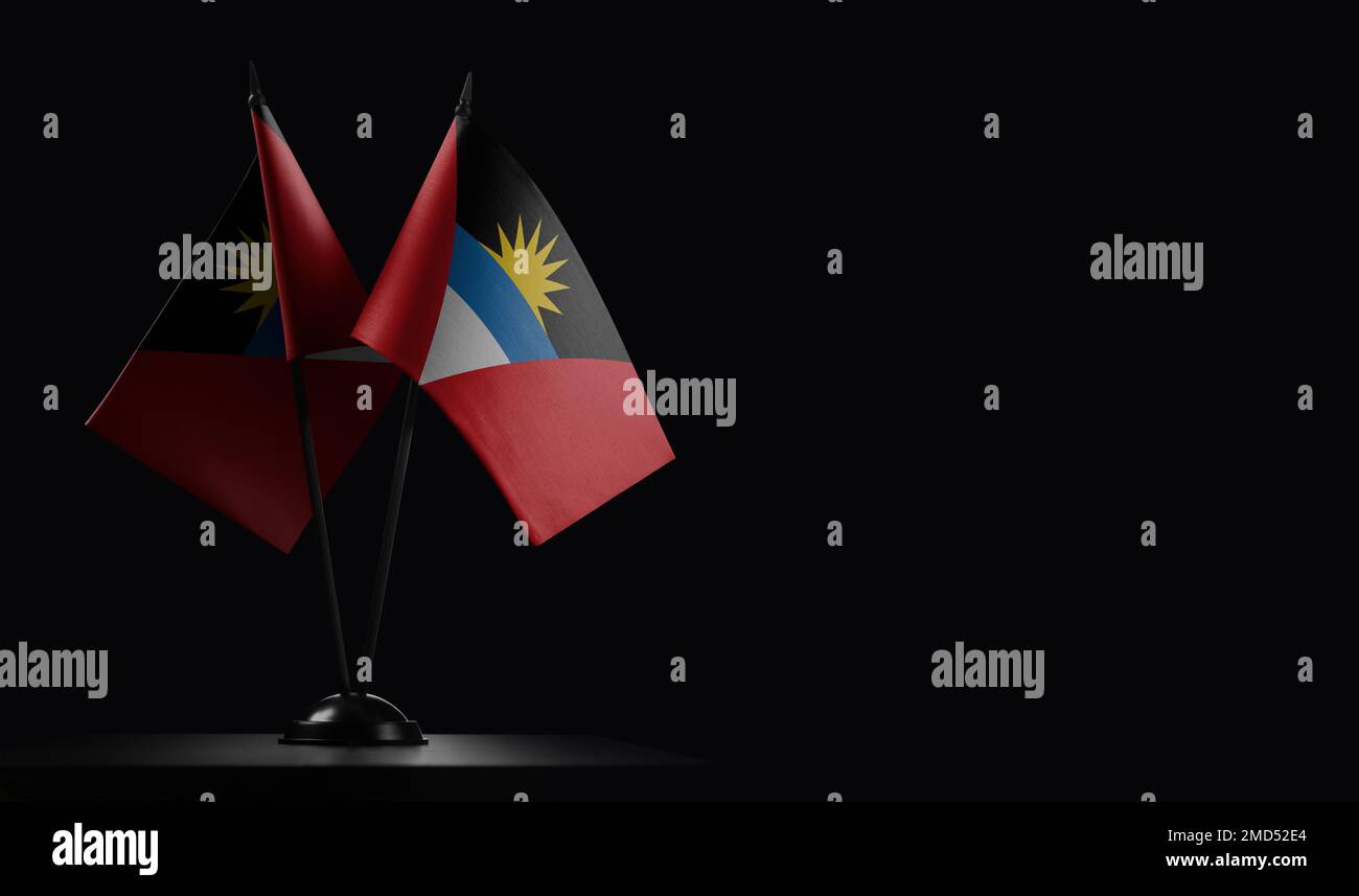 Kleine Nationalflaggen der Antigua und Barbuda auf schwarzem Hintergrund. Stockfoto