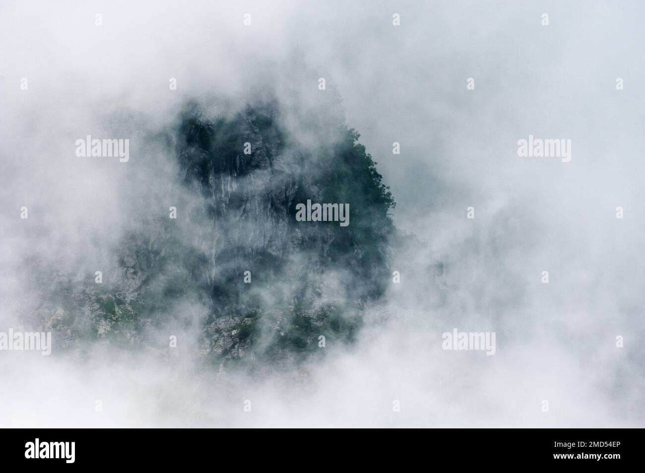 Die zerklüftete Landschaft der nordjapanischen Alpen zwischen dem Karamatsu und dem Goryu ist von Wolken umgeben. Stockfoto