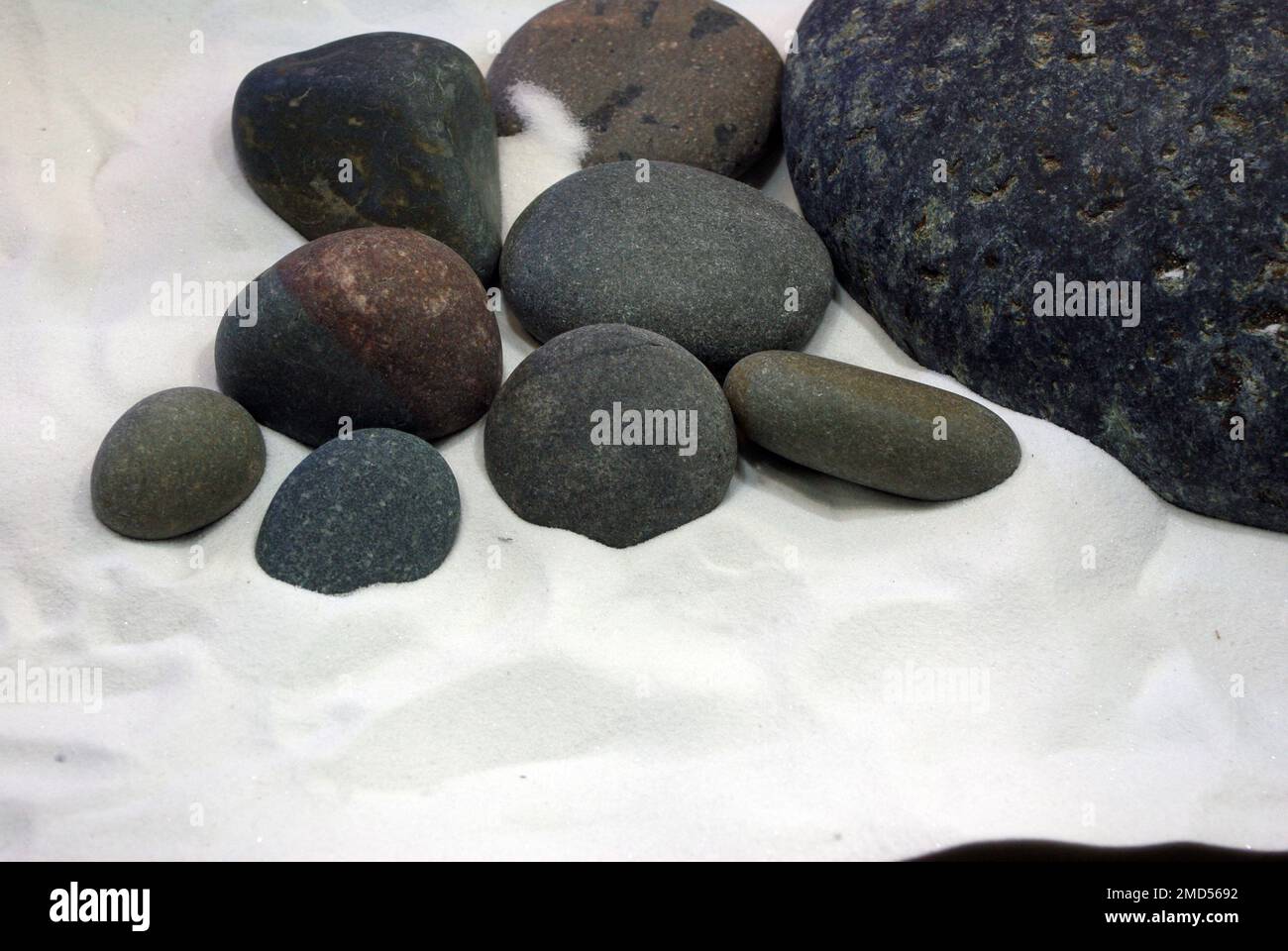 Aquariumboden mit weißem Sand und Kieseln Stockfoto