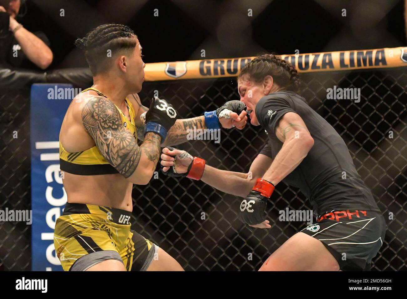 RIO DE JANEIRO, RJ - 22. JANUAR: (L-R) Jéssica Andrade schlägt Lauren Murphy in ihrem Frauenfliegengewicht-Kampf während der UFC 283-Veranstaltung in der Jeunesse Arena am 22. Januar 2023 in Rio de Janeiro, RJ, Brasilien. (Foto von Leandro Bernardes/PxImages) Kredit: Px Images/Alamy Live News Stockfoto