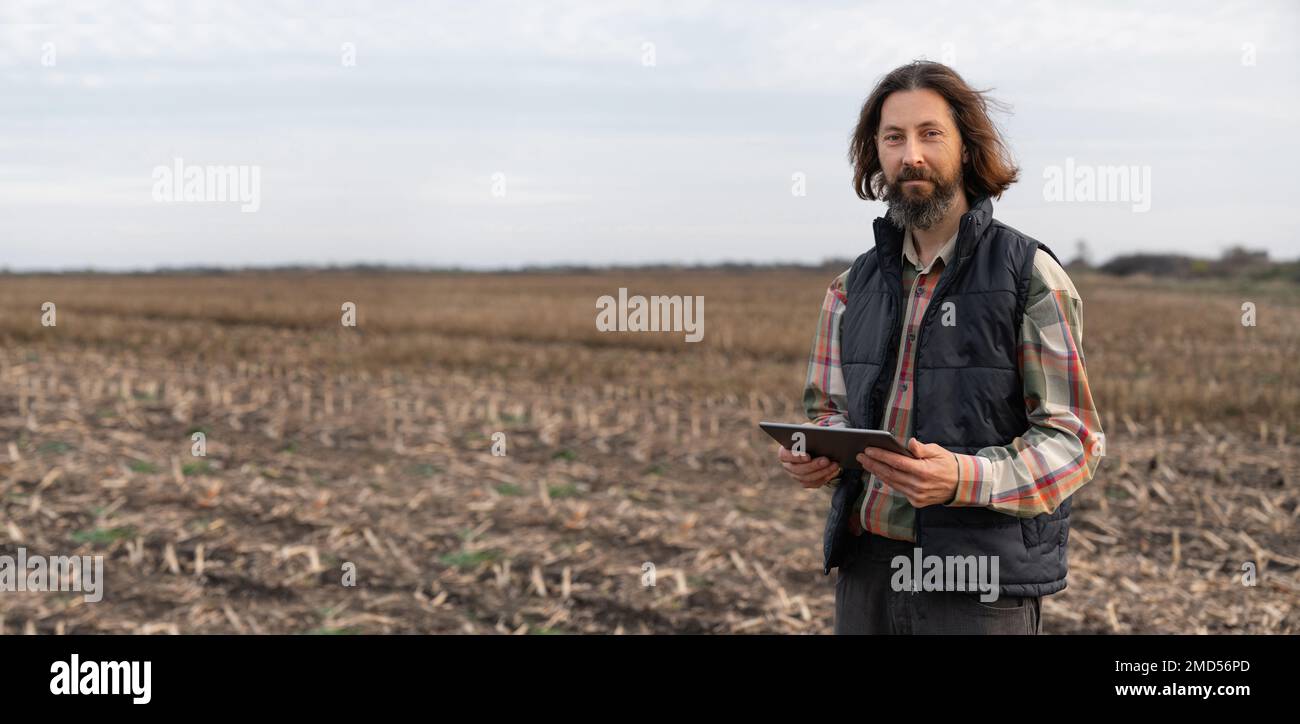 Farmer mit digitalem Tablet auf einem Feld. Intelligente Landwirtschaft und digitale Landwirtschaft Stockfoto