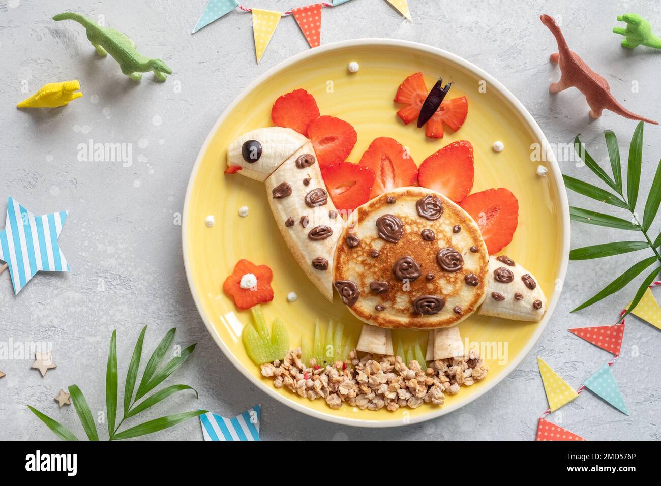 Süßer, dinosaurierförmiger Pfannkuchen Stockfoto