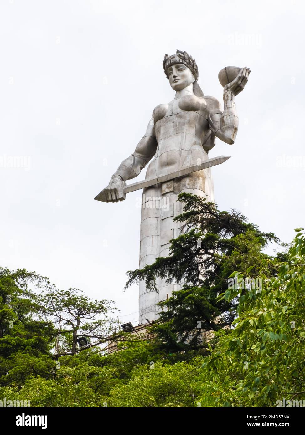 Mutter Georgia oder Kartlis Deda Monument in Tiflis, Georgia. Statue mit Schwert und Schale Wein ist Symbol für Kampf und Gastfreundschaft. Die Gedenkfeier steht Stockfoto