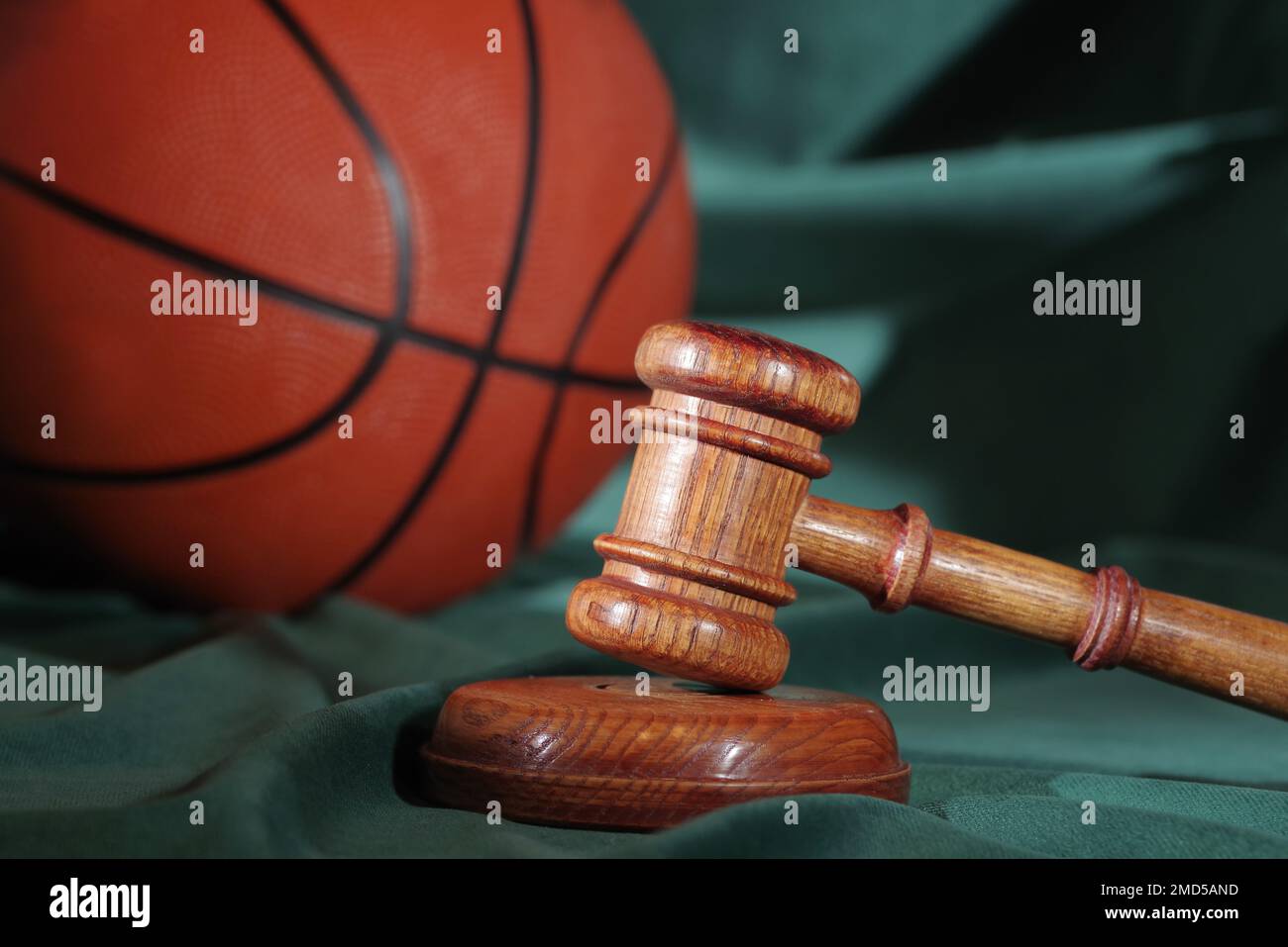 Sport und Gerechtigkeit. Hölzerner Hammer und Basketball Stockfoto