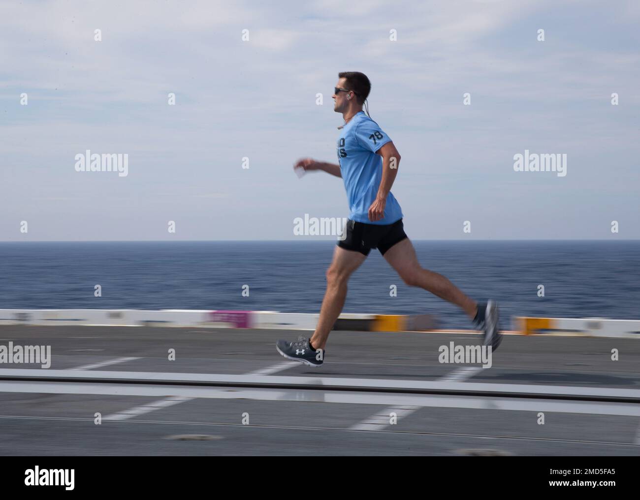 Leutnant Alex Clark aus Bettendorf, Iowa, der der Abteilung Air Department (CVN 78) der USS Gerald R. Ford angehört, nimmt am 13. Juli 2022 an einem 5K-km-Spaßlauf auf dem Cockpit des Schiffes Teil. Ford ist im Atlantik unterwegs und führt eine unabhängige Dampffunktion durch. Stockfoto