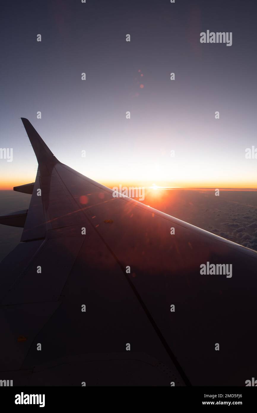 Im Flug Sonnenuntergang über dem Jet-Plane-Flügel. Stockfoto