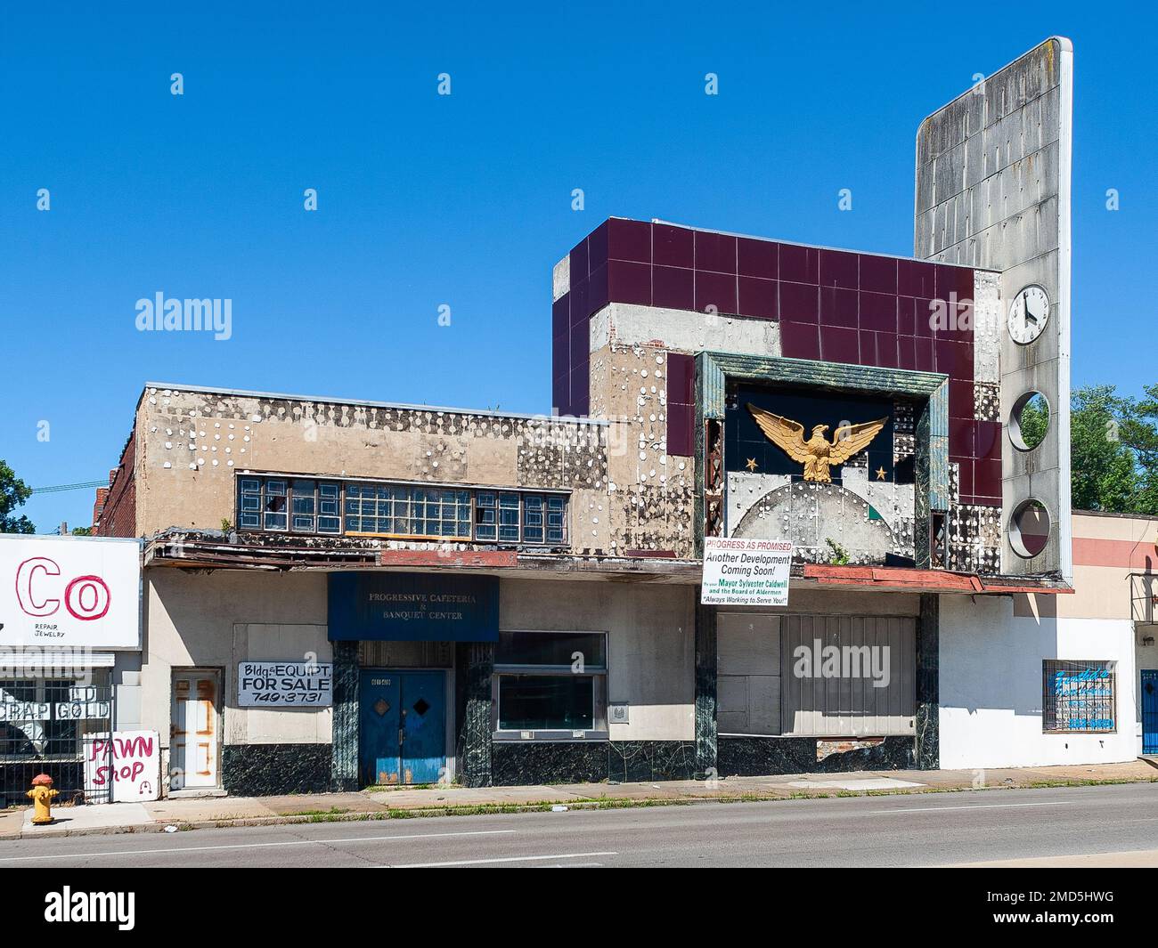 Modernes Bankgebäude, das kurz vor dem Abriss steht Stockfoto