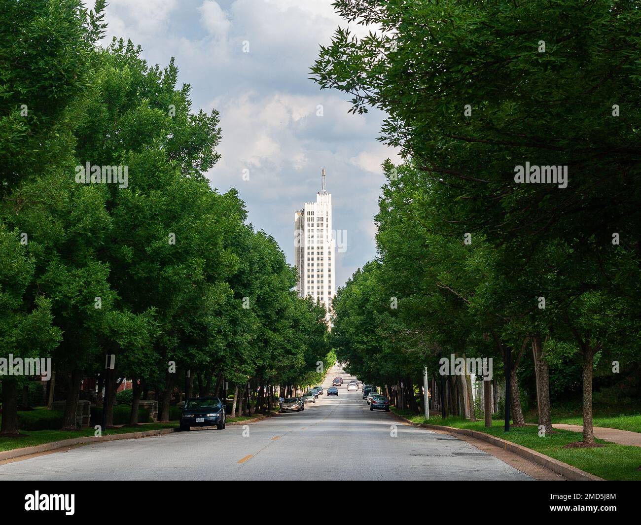 Continental Life Building, umrahmt von Bäumen Stockfoto
