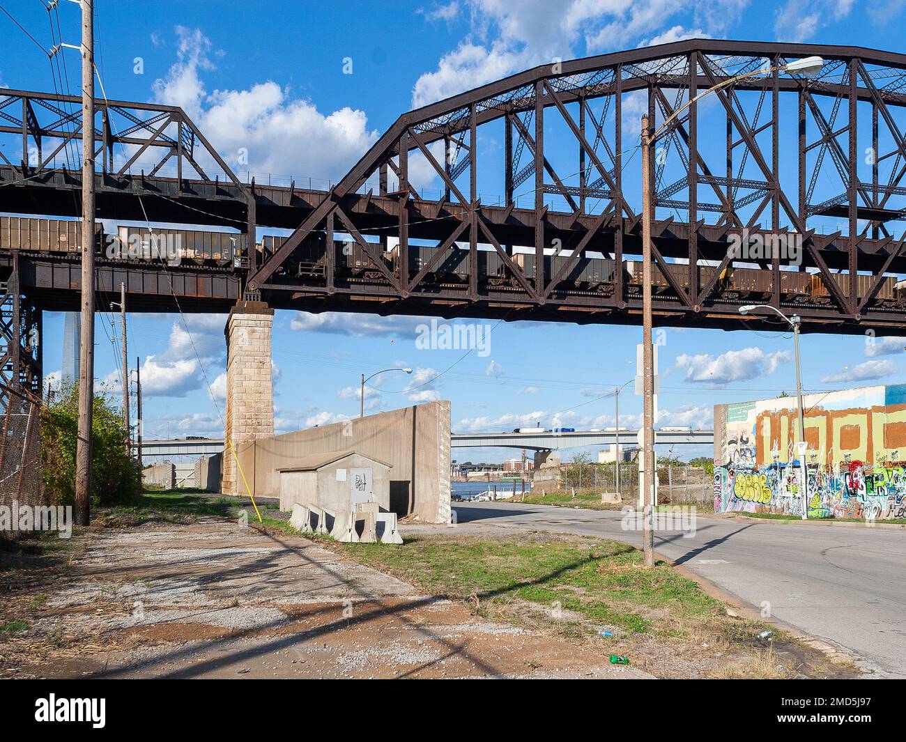 Unter der MacArthur Eisenbahnbrücke in der Innenstadt von St. Louis, Ich Bin'S Stockfoto