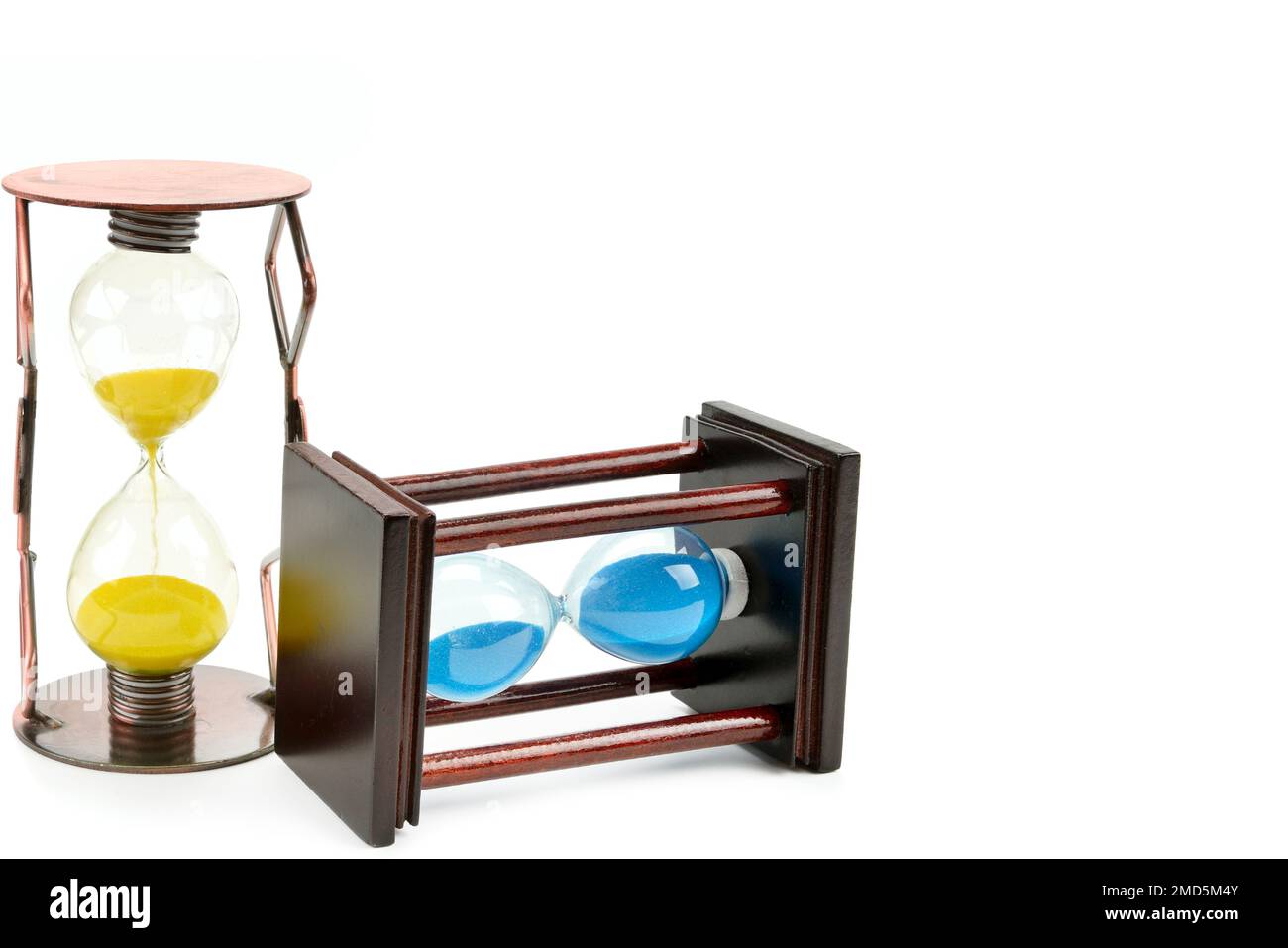 Sanduhr isoliert auf weißem Hintergrund. Sand, der durch die Glühbirnen einer Sanduhr läuft, um die verlaufende Zeit in einem Countdown bis zu einer Frist zu messen. Stockfoto