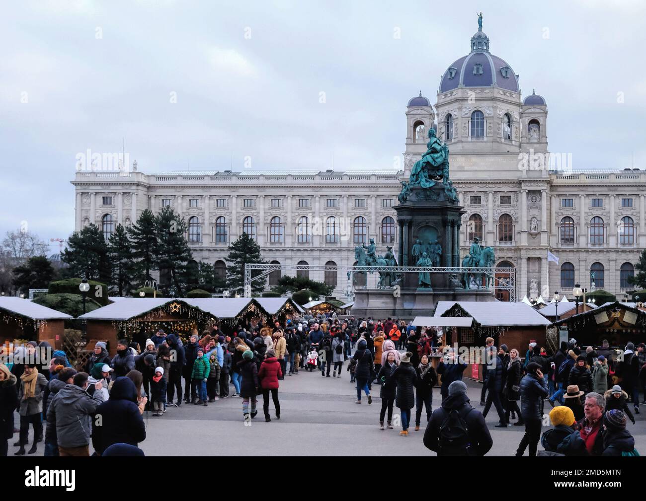 Wien, Österreich, 2019. Dez.: Ein Blick auf das Kunsthistorische Museum (Museum der Schönen Künste) mit überfülltem Weihnachtsmarkt Stockfoto