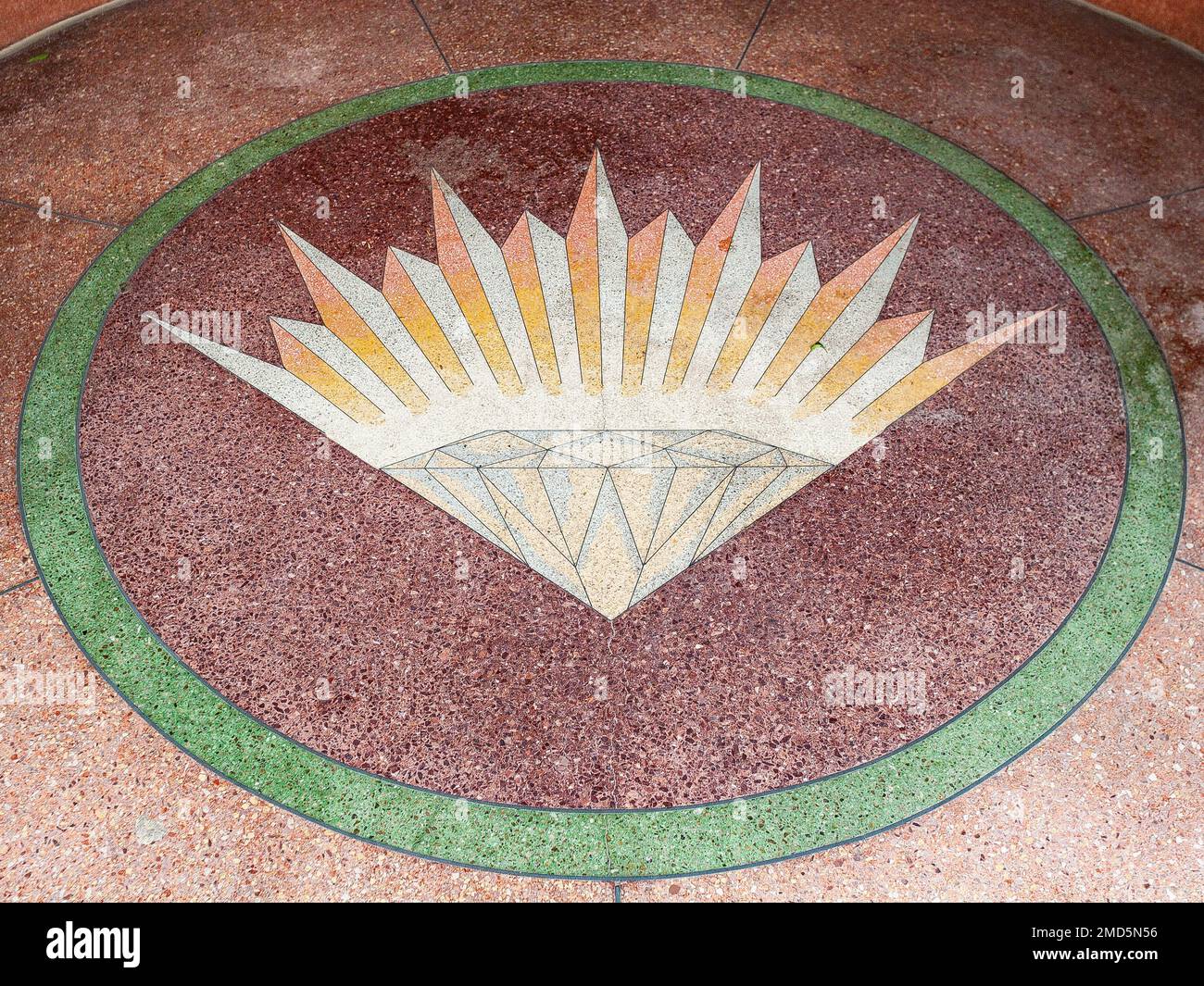 Terrazzo-Boden mit einem glänzenden Diamanten im Eingangsbereich eines ehemaligen Juweliergeschäfts. Stockfoto