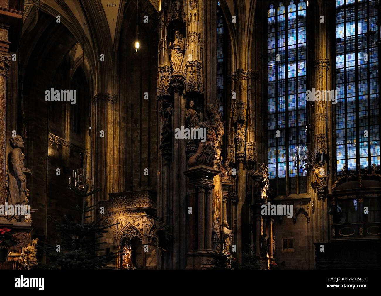 Wien, Österreich, 2019. Dez.: Schönes gotisches Innere des St. Stephansdom Stockfoto