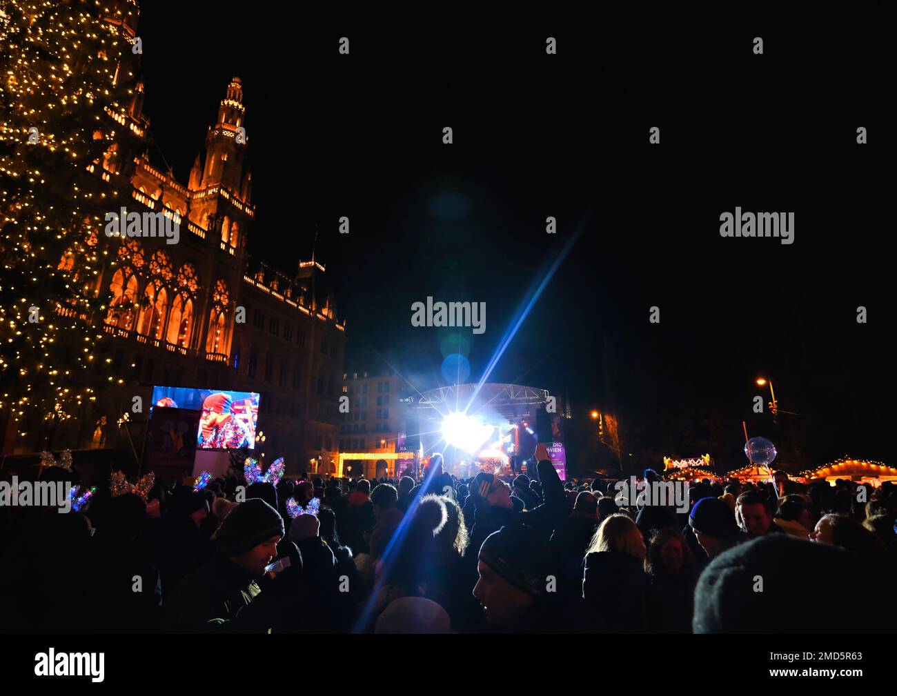 Wien, Österreich, 2019. Dezember: Weihnachtskonzert und überfüllt auf dem Rathausplatz, traditionellem Weihnachtsmarkt in Wien Stockfoto