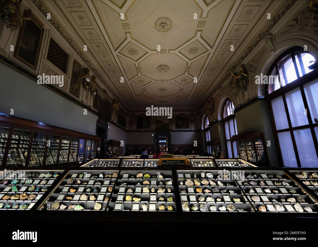 Wien, Österreich, 2022. Dez.: Ausstellung und Schränke von Mineralien- und Steinproben im Naturhistorischen Museum Stockfoto