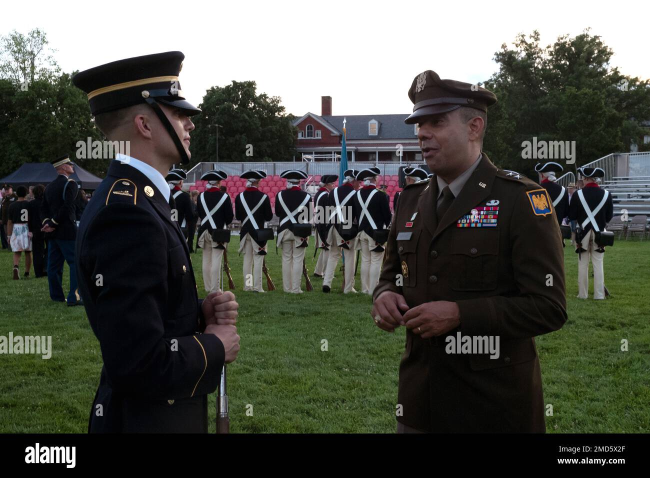 Major General John Andonie, der stellvertretende Direktor der Army National Guard, spricht mit SPC Reace Fitzgerald, mit den USA Army Drill Team, nach dem "Twilight Tattoo" des Militärbezirks von Washington in der Joint Base Myer-Henderson Hall, Virginia, Mittwoch, 13. Juli 2022. Das „Twilight Tattoo“ erzählt die Geschichte und Geschichte der USA Die Armee durch die Augen derer, die gedient haben, und ihrer Familien und wurde von Andonie empfangen. Stockfoto