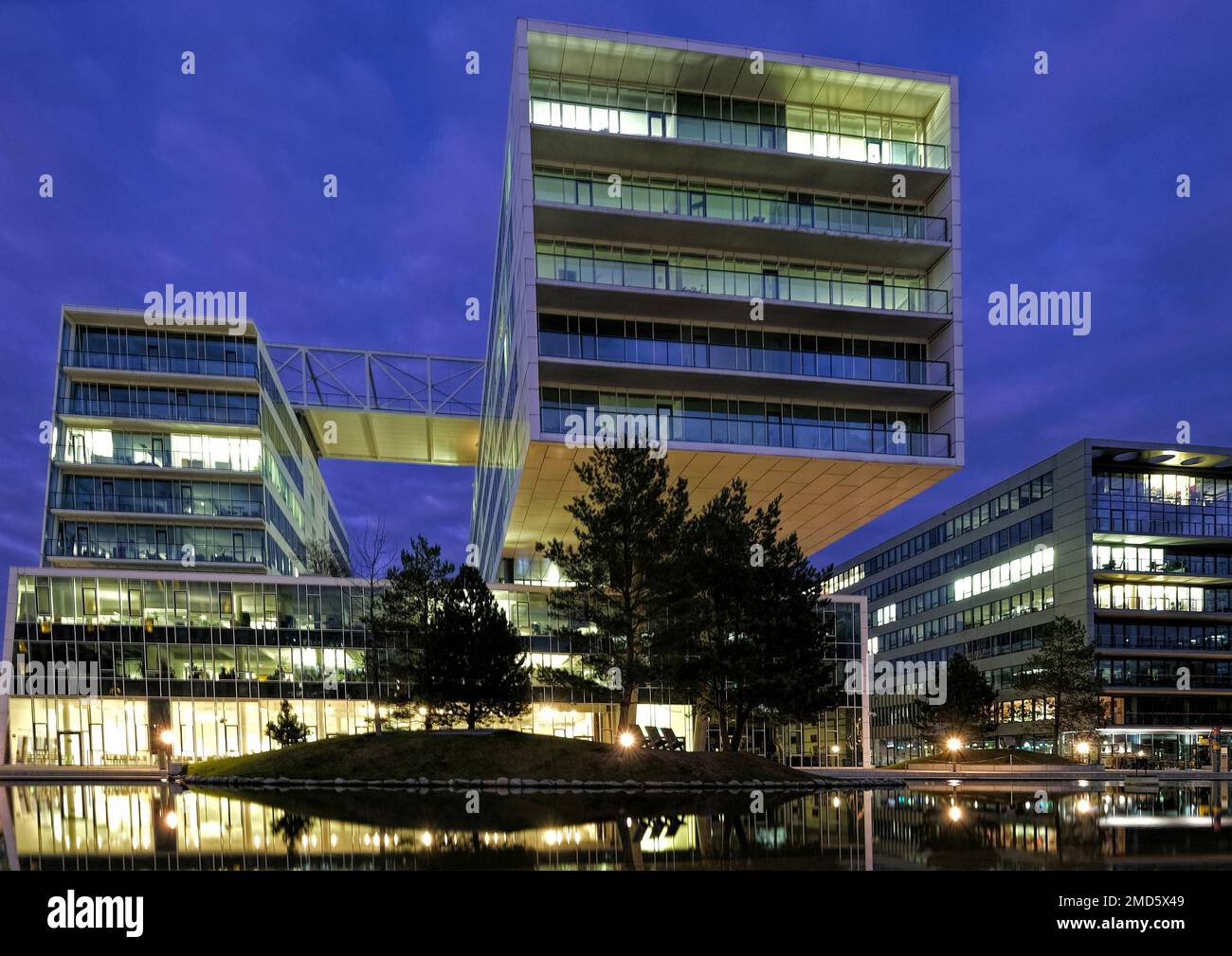 Wien, Österreich, Dez. 2019: Bürogebäude mit seinem riesigen Kragarm Teil des Viertel2 Plus-Projekts im Wiener Prater Stockfoto