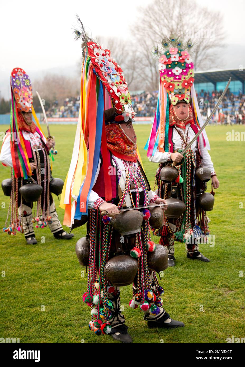 Typische Kukeri Startsi-Tänzer mit aufwendig gestickten Kostümen und großen Glocken beim jährlichen Simitlia Winter Festival in Simitli, Bulgarien, EU Stockfoto