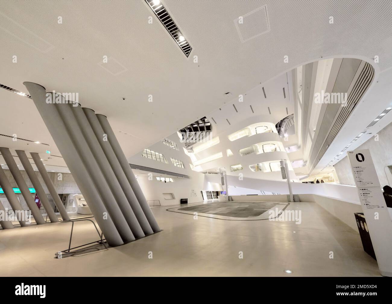 Wien, Osterreich, 2019. Dez.: Innenansicht der Wiener Universität für Wirtschaft und Geschäftsbibliothek und Lernzentrum entworfen von Zaha Hadid Stockfoto