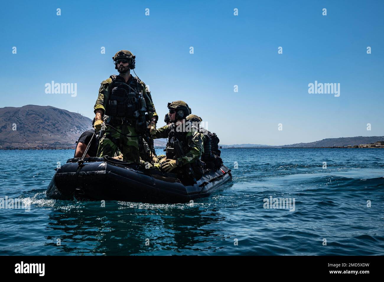 Schwedische Marines mit 4. Marine Regiment, Swedish Amphibious Corps fahren auf einem F470 Kampfgummi-Raketenfahrzeug während der Übung TYR 22 im NATO Maritime Interdiction Operational Training Centre (NMIOTC) in Souda Bay, Griechenland, 13. Juli 2022. TYR 22 ist eine maritime Sperrübung, die bei der NMIOTC stattfindet und schwedische Marines aus den USA zusammenbringt Marines, USA Marinespezifische Kampfschiffe zur Verbesserung der operativen Kapazitäten, Fähigkeiten und Interoperabilität von US-amerikanischen und NATO-Partnern. Stockfoto