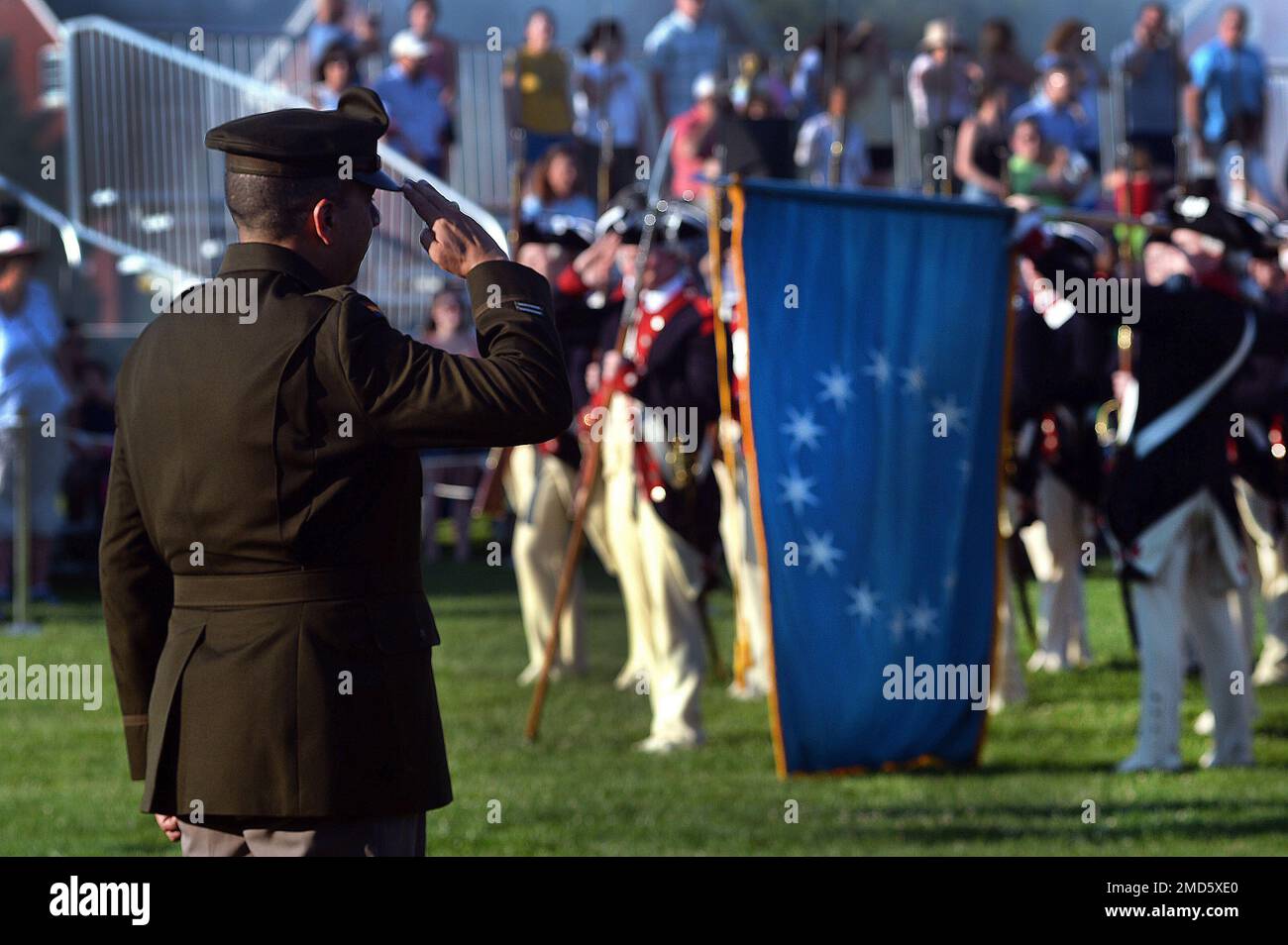 Generalmajor John Andonie, stellvertretender Direktor der Army National Guard, begrüßt die auf dem Feld versammelten Truppen, während sie am Mittwoch, den 13. Juli 2022, das Twilight Tattoo des Militärbezirks von Washington auf der Joint Base Myer-Henderson Hall, Virginia, beherbergt. Das „Twilight Tattoo“ erzählt die Geschichte und Geschichte der USA Armee durch die Augen derer, die gedient haben, und ihrer Familien. Stockfoto