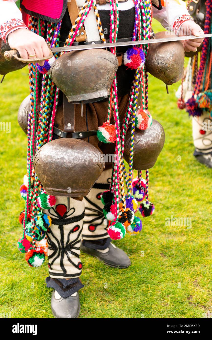 Details zu Kukeri Startsi mummers Tänzerinnen Outfit mit großen Glocken und komplizierten Kostümen aus Kliment Village, Karlovo Region, Bulgarien, Balkan, EU Stockfoto