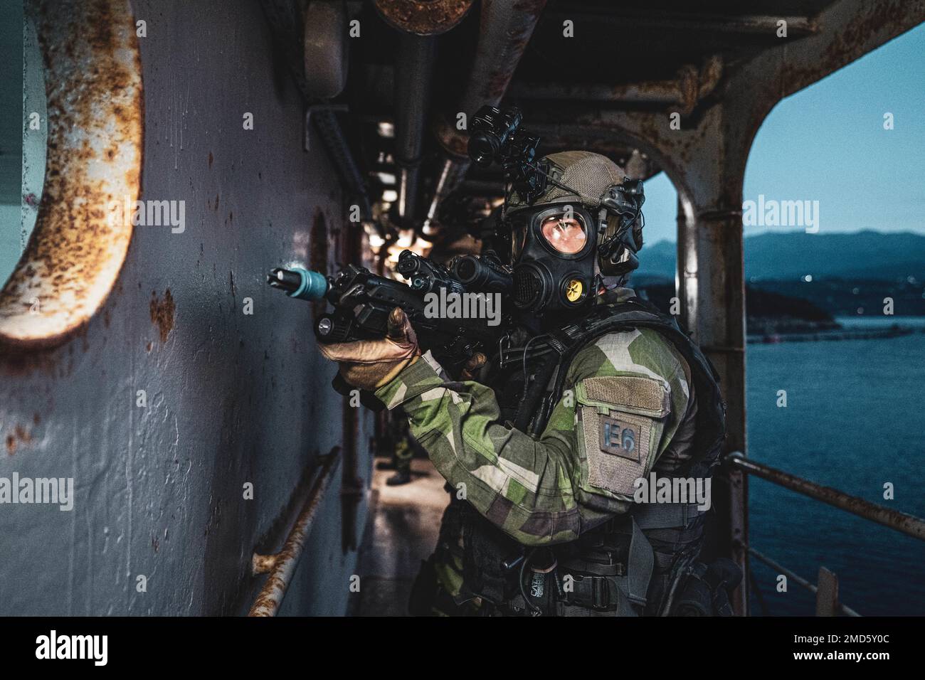 Ein schwedischer Marine mit 4. Marineregiment, Schwedisches Amphibienkorps, bietet Sicherheit für Besuch, Verpflegung, Durchsuchung und Beschlagnahme während der Übung TYR 22 im NATO Maritime Interdiction Operational Training Centre (NMIOTC) in Souda Bay, Griechenland, 13. Juli 2022. TYR 22 ist eine maritime Sperrübung, die bei der NMIOTC stattfindet und schwedische Marines aus den USA zusammenbringt Marines, USA Marinespezifische Kampfschiffe zur Verbesserung der operativen Kapazitäten, Fähigkeiten und Interoperabilität von US-amerikanischen und NATO-Partnern. Stockfoto