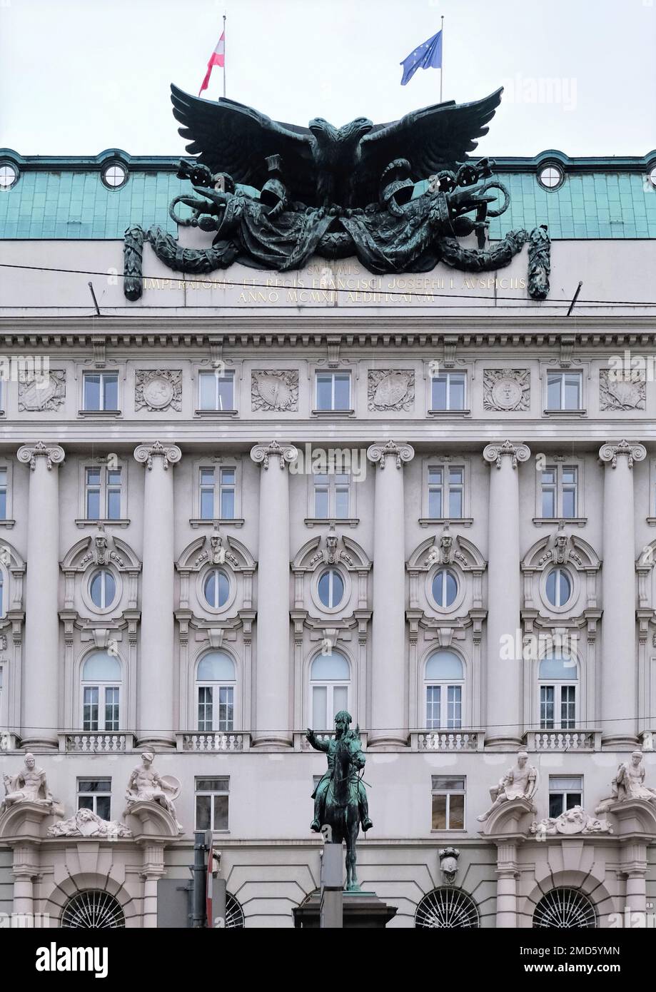 Wien, Österreich, 2022. Dezember: Blick auf das Denkmal der Adler auf dem Ministeriumsgebäude Stockfoto