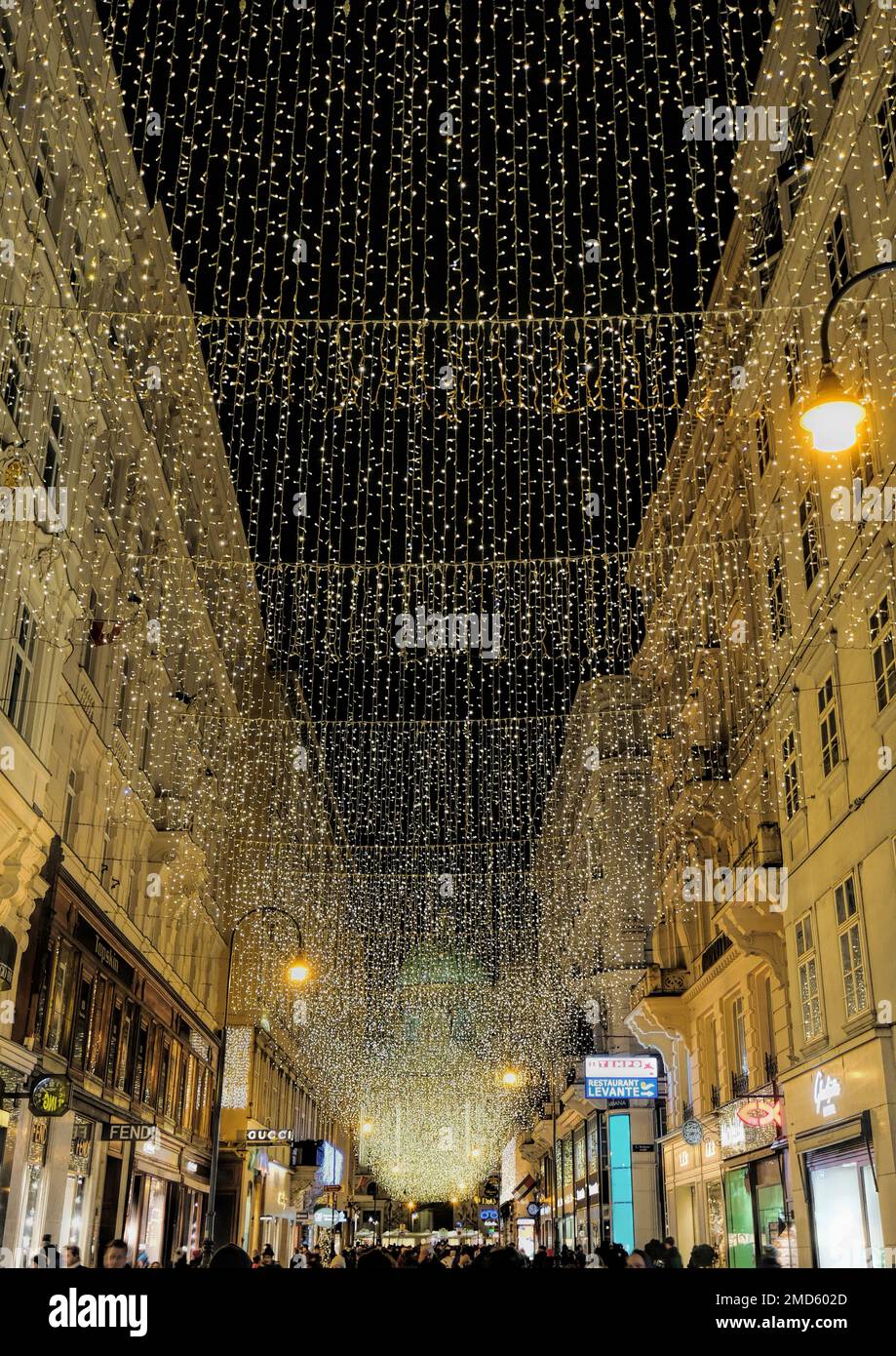 Wien, Österreich, 2019. Dez.: Kohlmarkt in Wien vor Weihnachten, beleuchtet von Weihnachtslichtern Stockfoto