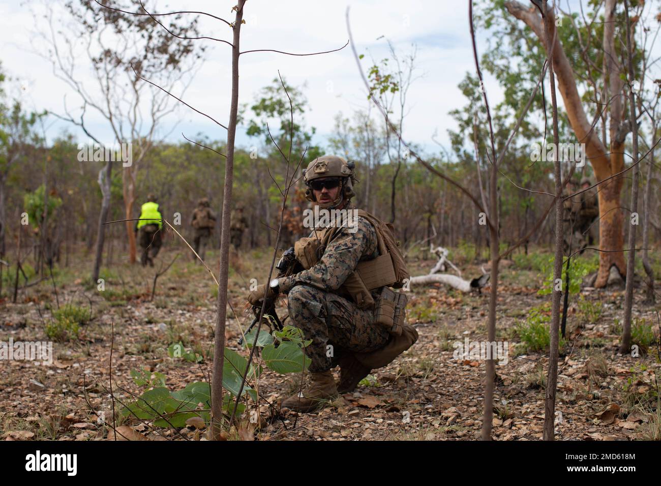 USA Marines Corps Staff Sergeant Thorpe Lichtenberg, ein Platoon Sergeant mit 3D. Bataillon, 7. Marines Regiment, Bodenkampfelement, Marine Rotational Force-Darwin 22, rückt seinen Zug während eines Firmenangriffs vor, als Teil der Übung Koolendong 22 in Mount Bundey Training Area, NT, Australien, 13. Juli 2022. Übung Koolendong 22 ist eine gemeinsame Truppenübung, die sich auf fortgeschrittene Expeditionsbasisoperationen der USA konzentriert Marines, USA Soldaten, USA Flugzeuge und Personal der australischen Streitkräfte. Stockfoto