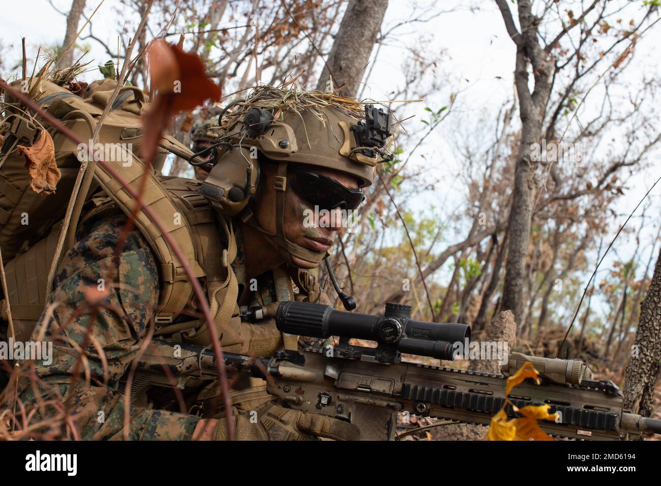 USA Joshua Quintero, ein Teamleiter mit 3D. Bataillon, 7. Marineregiment, Bodenkampfelement, Marine Rotational Force-Darwin 22, setzt während eines Unternehmensangriffs im Rahmen von Übung Koolendong 22 in Mount Bundey Training Area, NT, Australien, 13. Juli 2022 ein Sicherheitsziel. Übung Koolendong 22 ist eine gemeinsame Übung, die sich auf fortgeschrittene Expeditionsbasisoperationen der USA konzentriert Marines, USA Soldaten, USA Flugzeuge und Personal der australischen Streitkräfte. Stockfoto