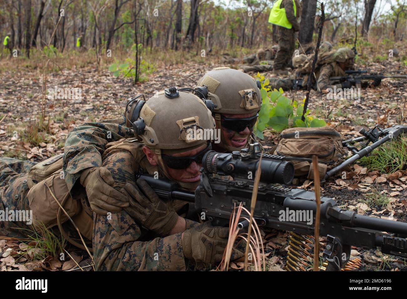 USA Marines Corps Lance CPL. Colton Bailey und CPL. Brett Cruson, Maschinenschützer mit 3D. Bataillon, 7. Marineregiment, Bodenkampfelement, Marine Rotational Force-Darwin 22, Zielobjekt während eines Firmenangriffs im Rahmen von Übung Koolendong 22 im Mount Bundey Training Area, NT, Australien, 13. Juli 2022. Übung Koolendong 22 ist eine gemeinsame Übung, die sich auf fortgeschrittene Expeditionsbasisoperationen der USA konzentriert Marines, USA Soldaten, USA Flugzeuge und Personal der australischen Streitkräfte. Stockfoto