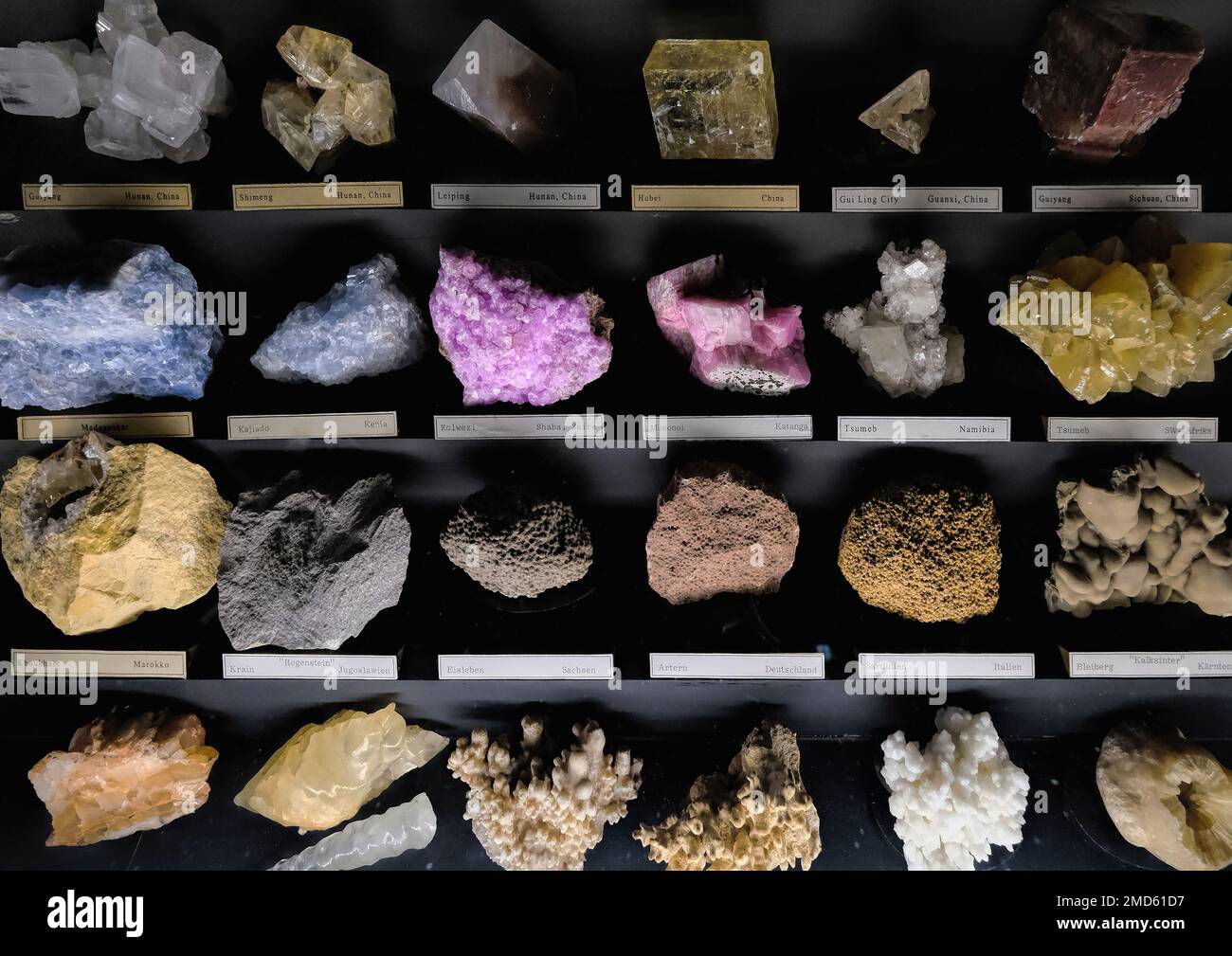 Wien, Österreich, 2019. Dez.: Mineralien- und Steinproben im Naturhistorischen Museum Stockfoto