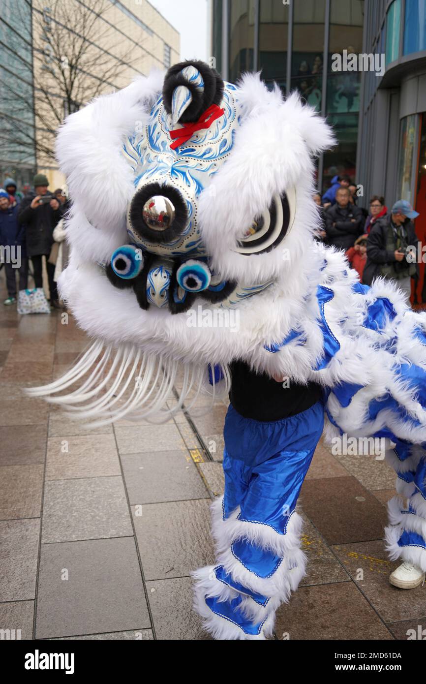 Traditioneller Löwentanz beim chinesischen Neujahrsfest und Feste des Lantern Festivals in der Cardiff Library, The Hayes, Cardiff, 21.01.2023 Stockfoto