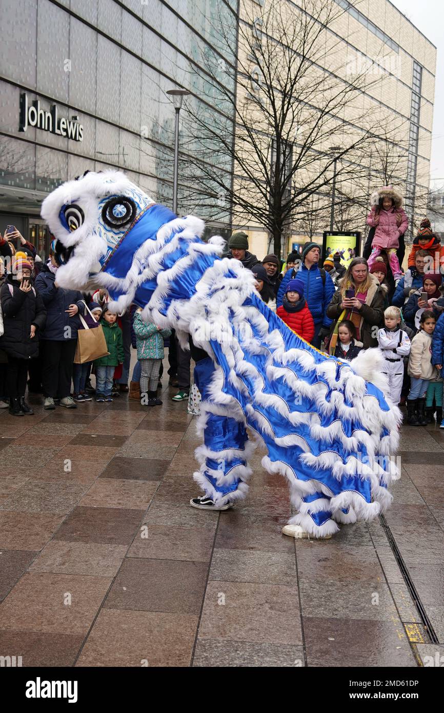Traditioneller Löwentanz beim chinesischen Neujahrsfest und Feste des Lantern Festivals in der Cardiff Library, The Hayes, Cardiff, 21.01.2023 Stockfoto