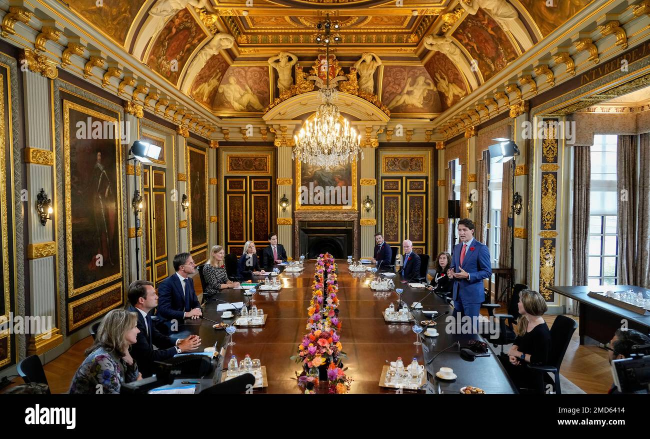 Canada's Prime Minister Justin Trudeau, right, speeches as Dutch caretaker Prime Minister Mark Rutte, third from left, listens during a delegation meeting in The Hague, Netherlands, Friday, Oct. 29, 2021. (AP Photo/Peter Dejong, Pool) Stockfoto