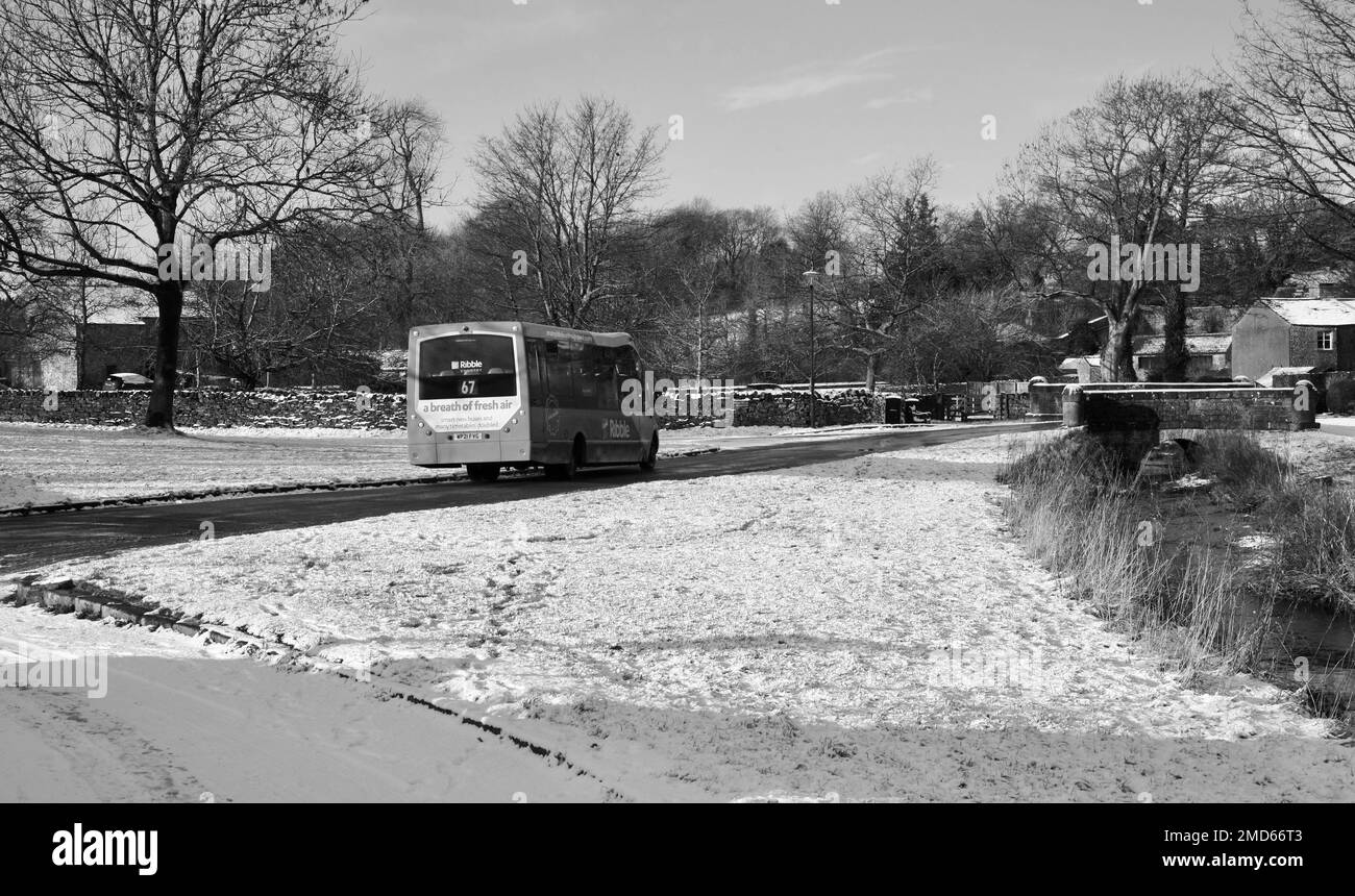 Ein Blick auf den Bus, der an einem kalten Wintertag im Dorf ankommt, Downham, Clitheroe, Lancashire, Vereinigtes Königreich, Europa Stockfoto