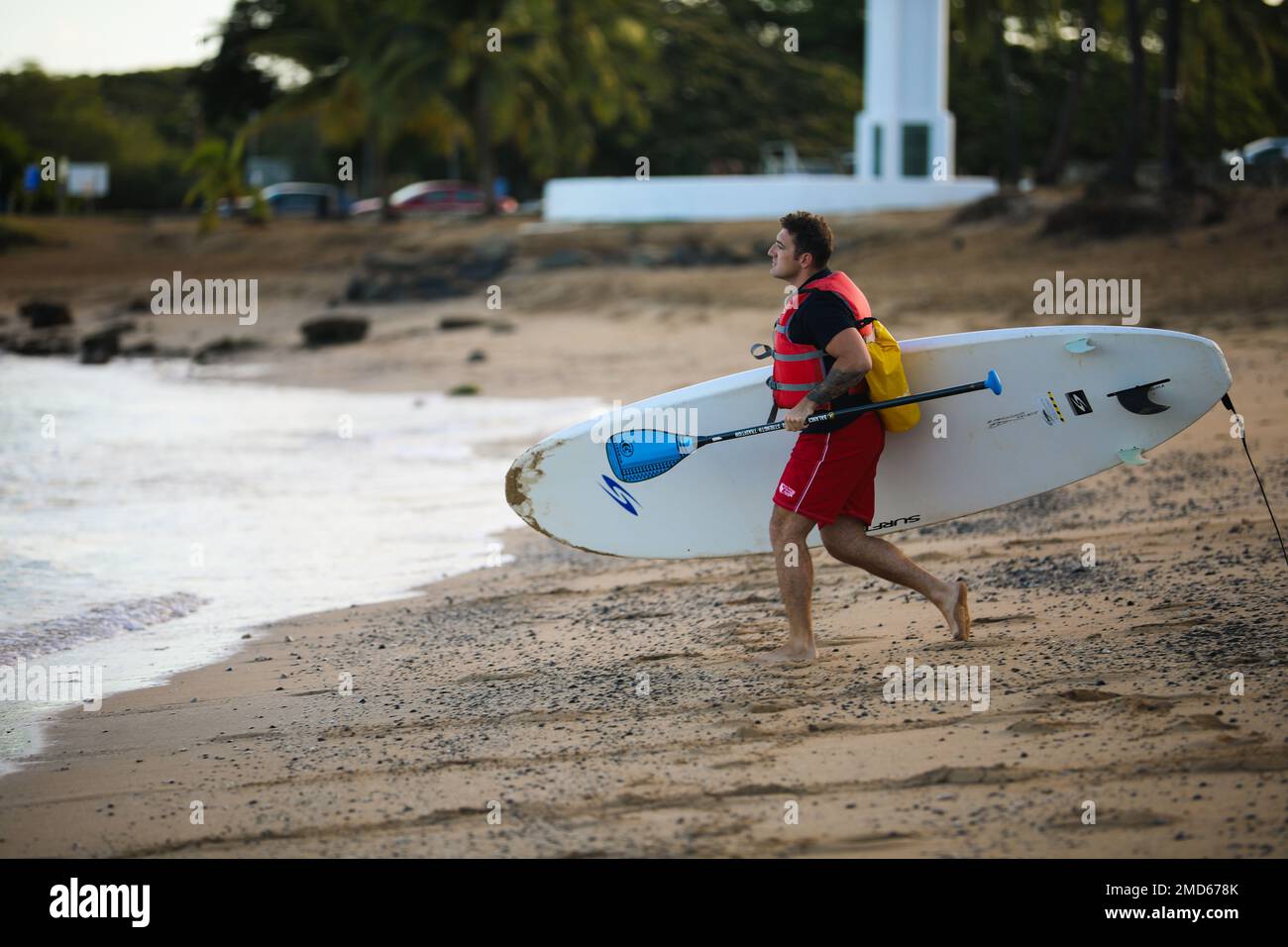 Staff Captains der gesamten Brigade nahmen an der Sitzung des BDE CDR und der PT/LPD des CSM Teil. Heute führten sie ein Paddle-Board-PT-Abenteuer im Haleiwa Beach Park durch. Das Training begann mit einem kurzen Strandlauf, gefolgt von der Montage ihrer Paddle Boards ins Wasser. Alle Teilnehmer führten verschiedene Kalorienik auf den Paddle-Boards gemäß den Anweisungen der MWR-Vertreter durch. Später fuhren alle zu CP 2 für eine weitere Runde Calisthenics, bevor es zurück zum Haleiwa Beach ging! Viele Kapitäne erklärten: "Dies war die beste PT-Sitzung in meiner gesamten Armeekarriere!" USA Army Photos Von: Sergeant. Stockfoto