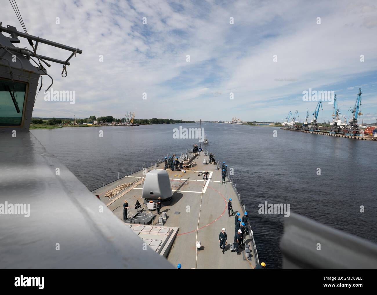 220713-N-DE439-1041 RIGA, Lettland (13. Juli 2022) die Arleigh-Burke-Klasse-Guided-Missile Destroyer USS Arleigh Burke (DDG 51) startet am 13. Juli 2022 in Riga, Lettland. Arleigh Burke ist auf einem geplanten Einsatz in den USA Marinestreitkräfte Europa Einsatzgebiet, angestellt von den USA Sechste Flotte, die die Interessen der USA, Verbündeten und Partner verteidigt. Stockfoto