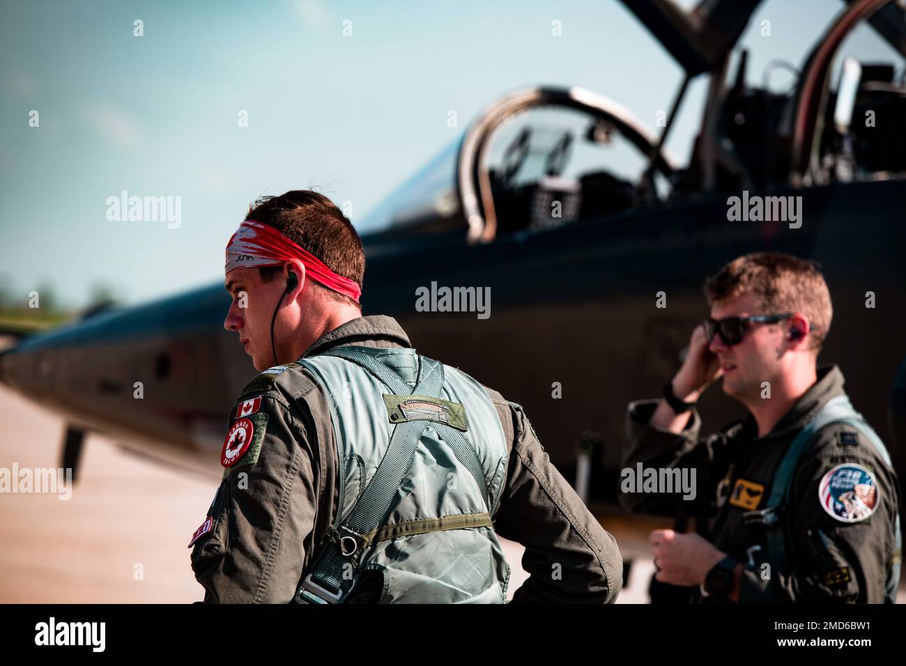 90. Fluggeschwader Ausbilder Piloten Royal Canadian Air Force Captain William 'Handi' Hamilton und USA Captain Jake 'Trap' Werner der Luftwaffe bereitet sich am 14. Juli 2022 in einem T-38-Talon auf den Start vor, auf dem Luftwaffenstützpunkt Minot, North Dakota. Der 90 FTS ist Teil des 80. Flying Training Wing, der das weltweit einzige international bemannte und verwaltete Pilotenausbildungsprogramm beherbergt. Im Rahmen des Euro-NATO Joint Jet Pilot Training Program wurden in den 37 Jahren seines Bestehens mehr als 7.500 ausgebildete Kampfpiloten an NATO-Verbündete ausgeliefert. Stockfoto